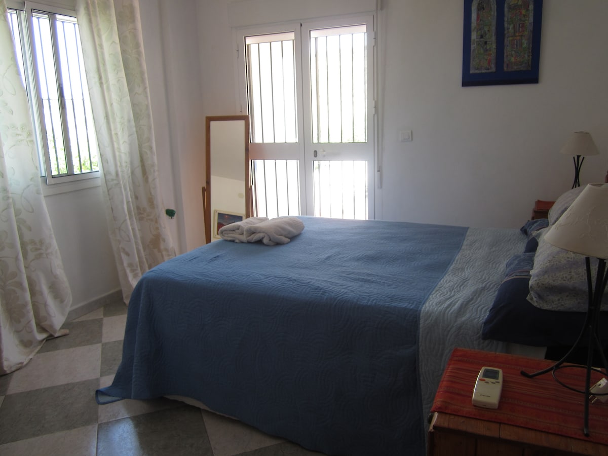 una vista del dormitorio 1