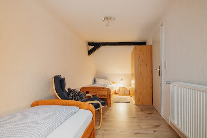 Schlafzimmer mit zwei Einzelbetten, Dachgeschoss