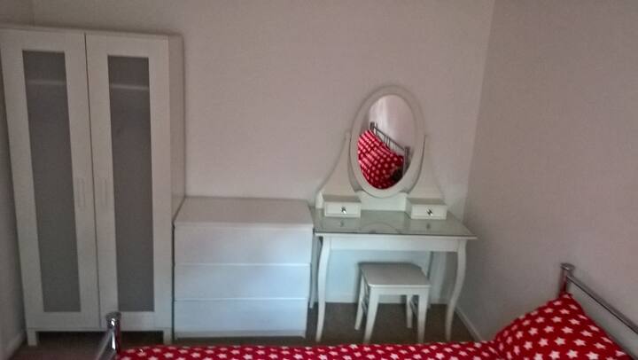 Chambre 4. Garde-robe et coiffeuse à la chambre double du rez-de-chaussée avec salle de douche en face.