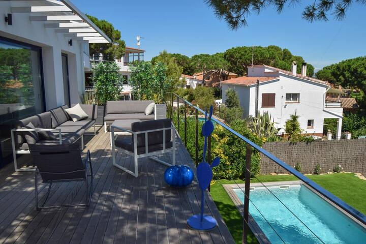 Villa with pool 1.5 km from the beach gallery image 3