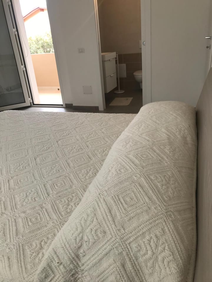 一楼双人卧室，带套内卫生间 