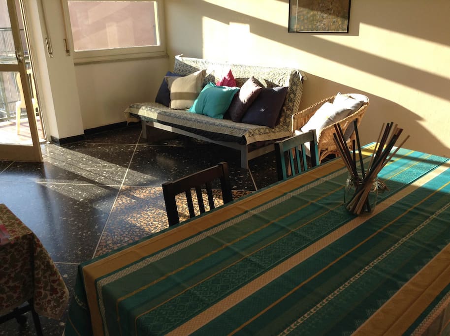 la sala illuminata dal sole...il divano-letto è matrimoniale e comodo...