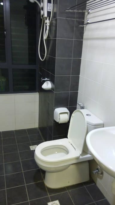 Clean bathroom with fresh towels