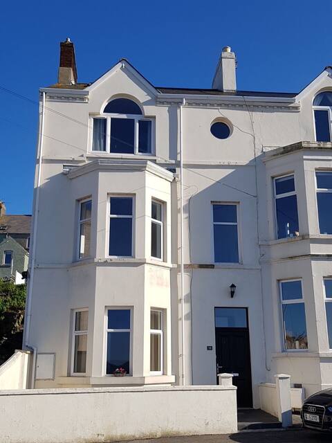Luxury 4  bedroom house with sea views.