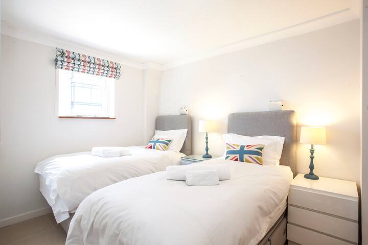 2brm/2.5bath House in Chelsea w/balcony & parking gallery image 3