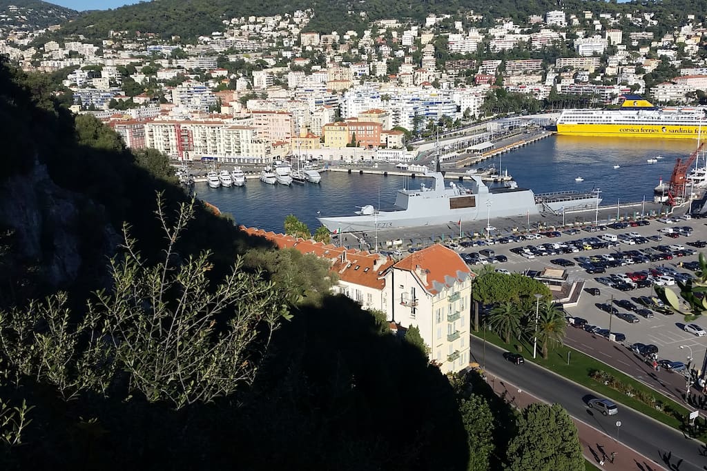 Colline de Chateau is only a 7 minute away when you use the public elevator