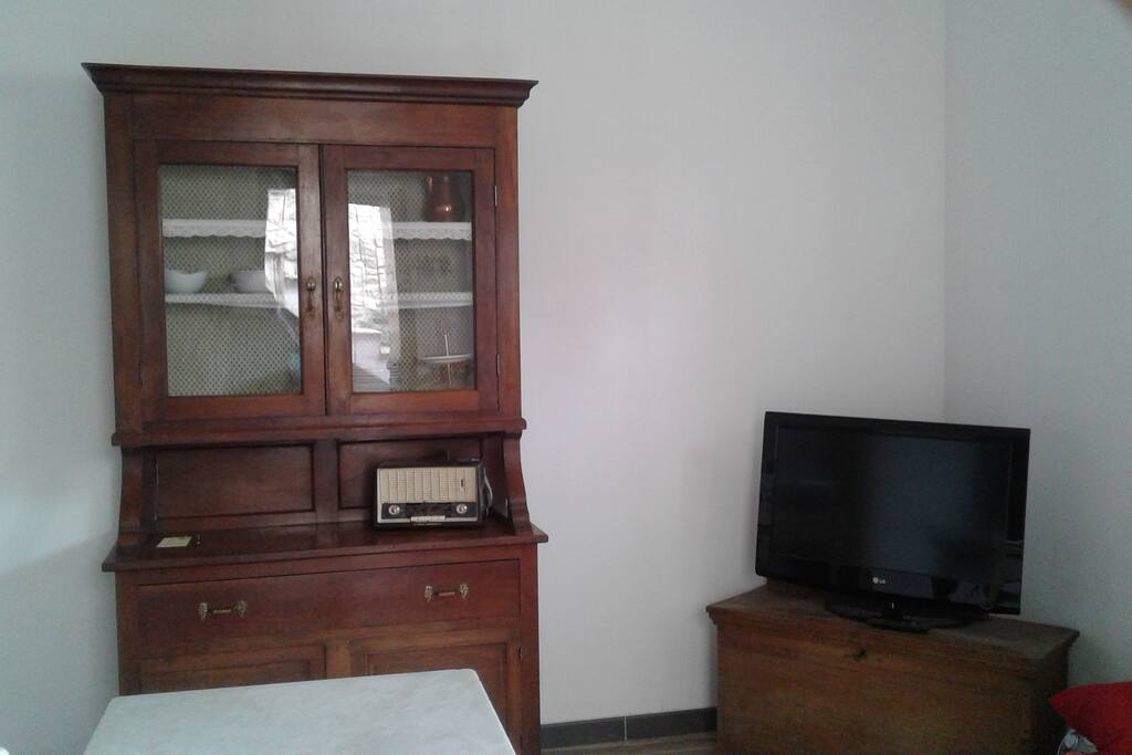 stanza uso cucina con divano letto. Main room with TV and cupboard