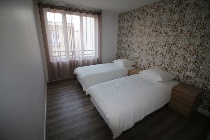 חדר שינה עם 2 מיטות בגודל 0,90x2,00 מ', צמוד לחדר הלבשה, לחדר הרחצה ולשירותים הנפרדים שלו. 