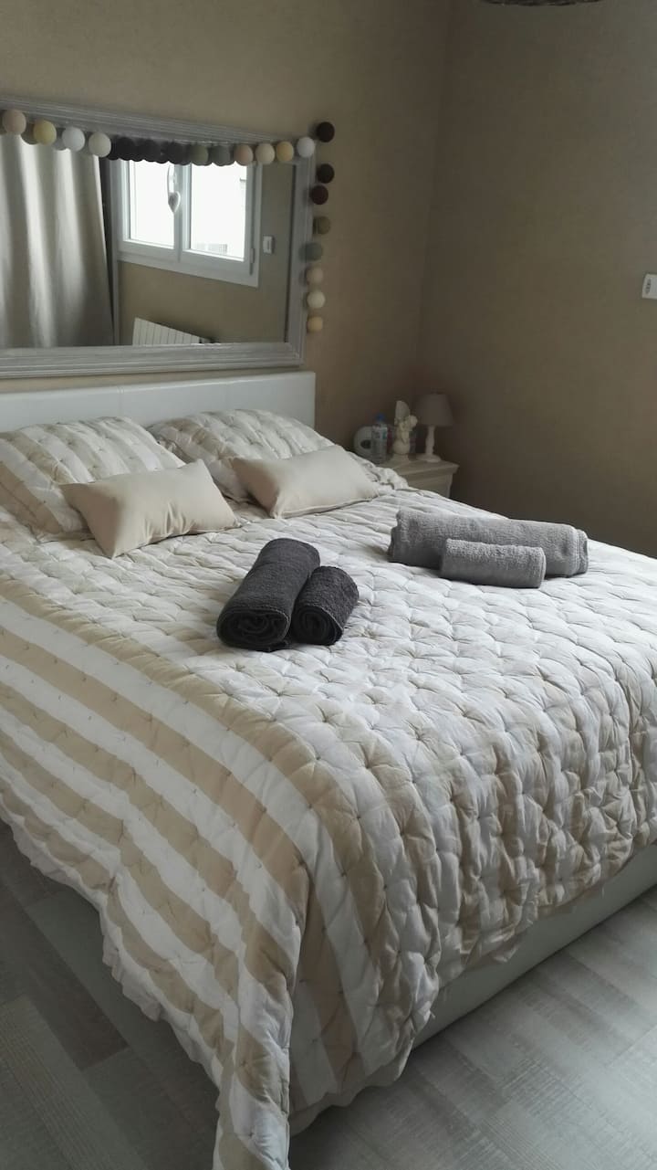 голямо двойно легло, което може да държи сгъваемо креватче, което осигурявам
