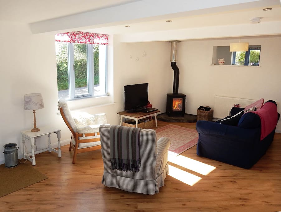 Bright and comfortable living room.