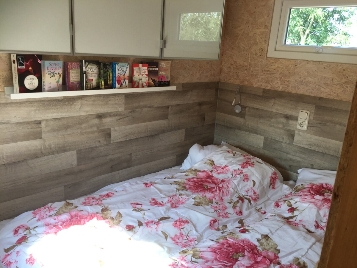 Área para dormir con cama matrimonial 1,60 x 2,00 m