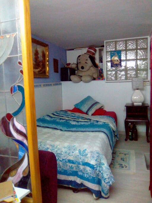 Pequeña habitación para 1 persona con conexión directa al baño y salida al jardín