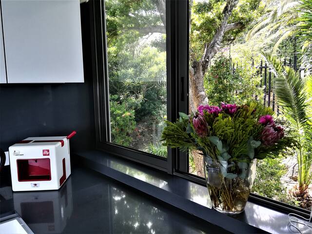 PENTHOUSE IN CAMPS BAY WITH FANTASTIC VIEW gallery image 5