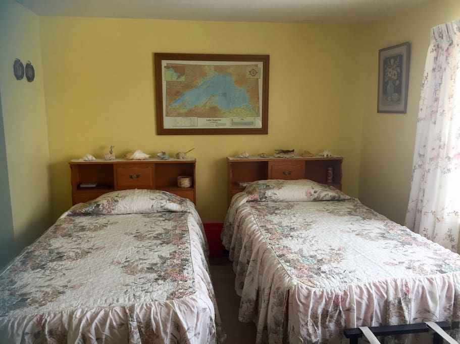 Queen bedroom and 2 twin beds