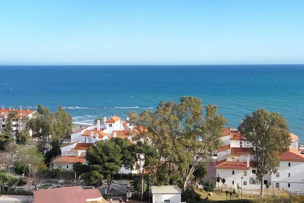 El mar por la tarde se viste de azul intenso
