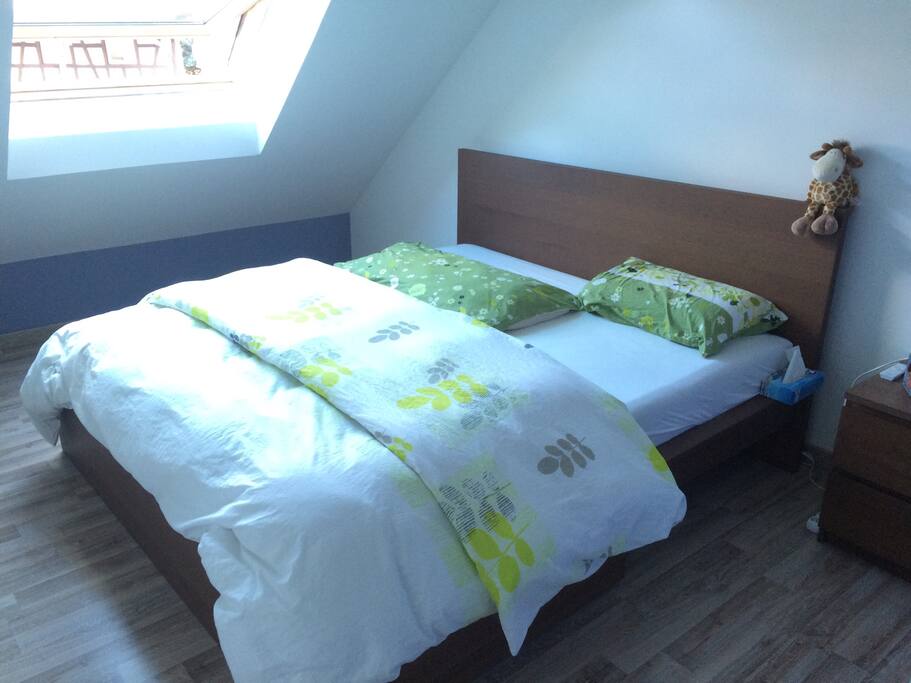 Chambre lit 180 à mémoire de forme.