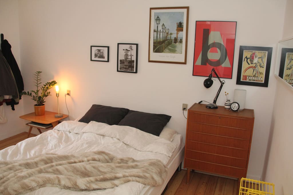 Bedroom, King-size bed