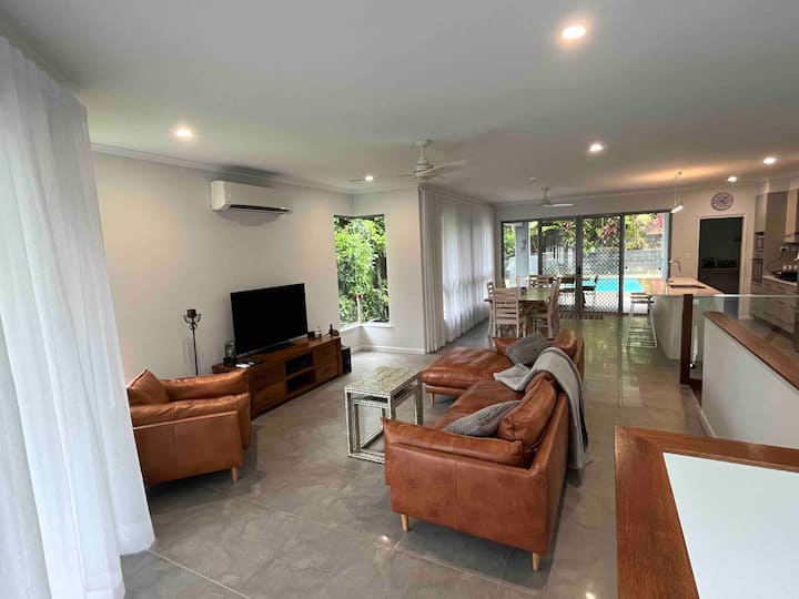 Stunning  Modern Designer Home With Private Pool - Trinity Beach