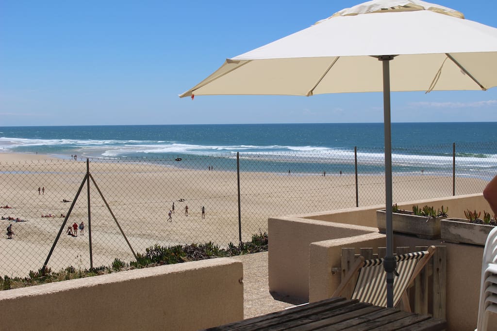 La résidence ne peut pas être plus prêt de la plage sans avoir les fondations dans l'eau, la vue de la terrasse est juste géniale.