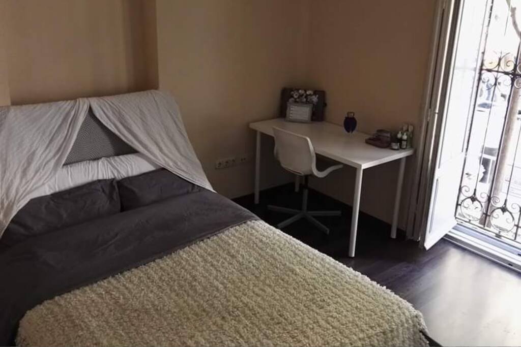 Beautiful big sunny doble bed room with a desk and a closet.
Habitación grande, acogedora y luminosa con cama doble, escritorio y armario.