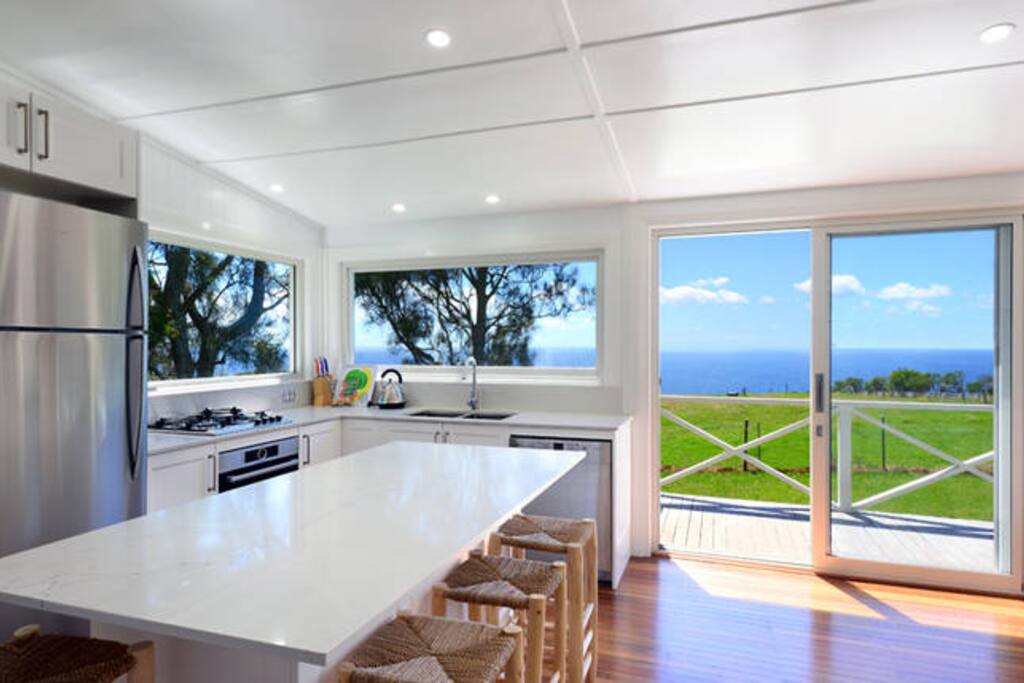 Chefs Kitchen with Bosch Appliances & Stone Bechtops