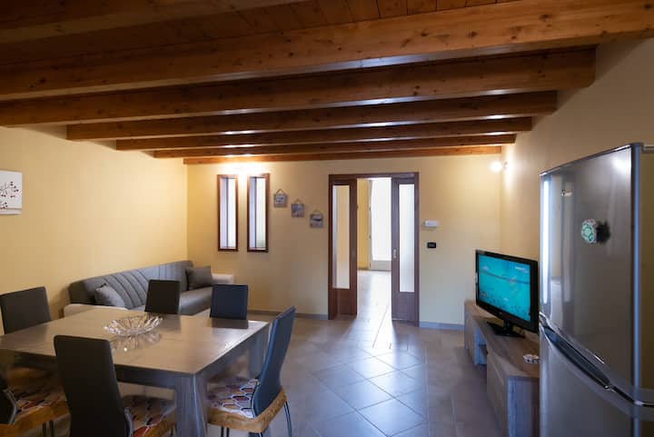 Sala de estar con mesa extensible y sofá cama.