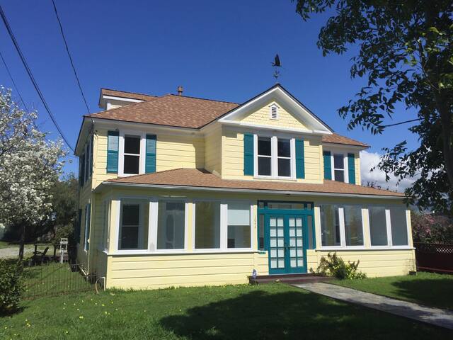 Historic House 4BR/2B – 2500 sqft gallery image 3