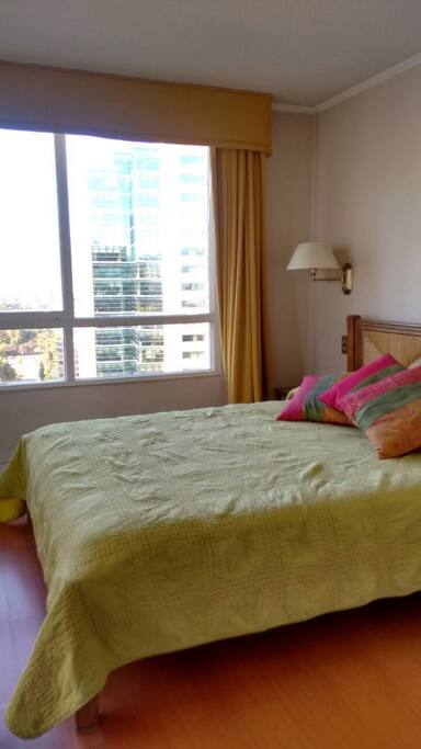 Helles Schlafzimmer mit einem 2. Balkon