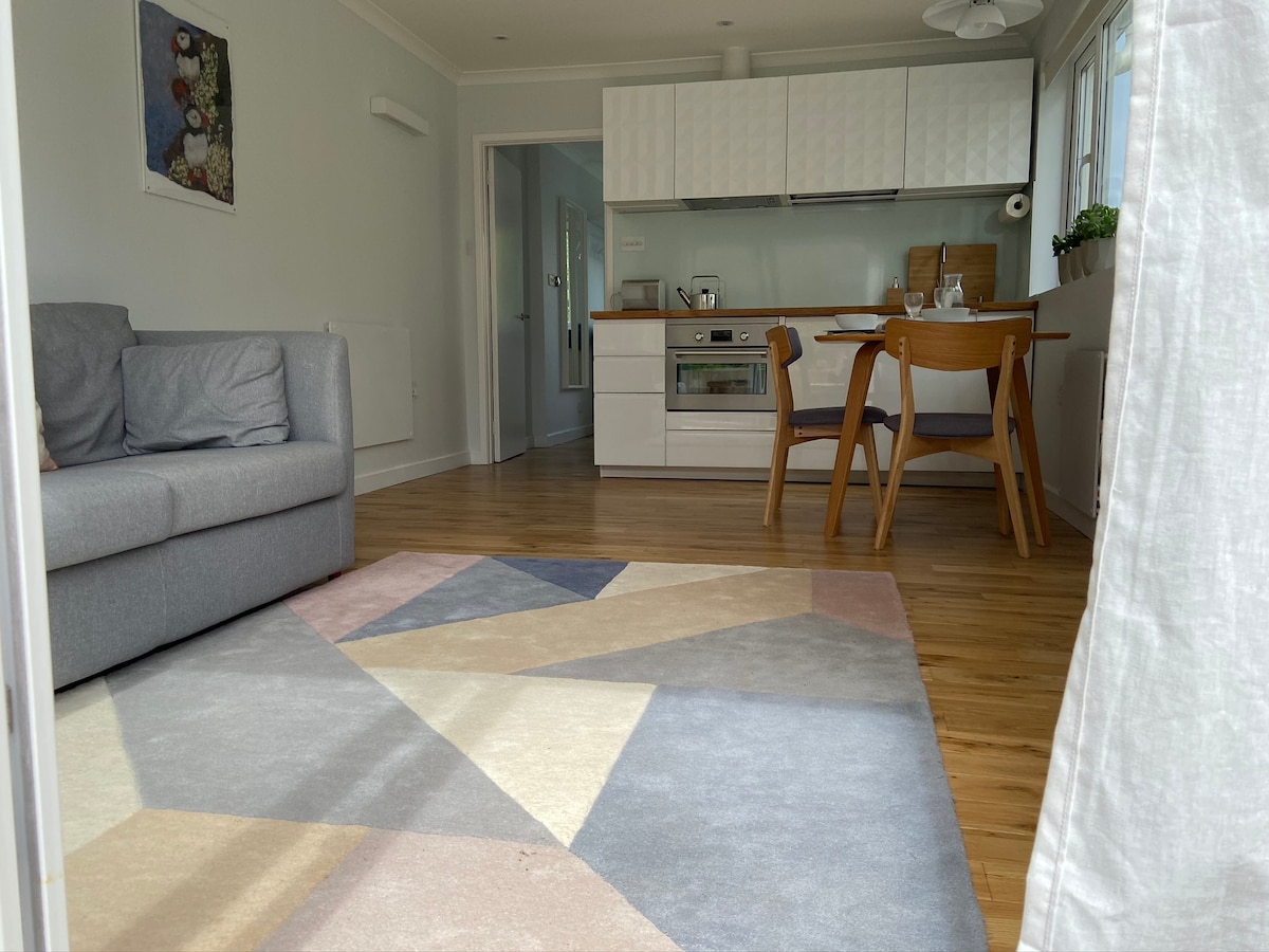 Top Airbnb: Timberly Lodge in the riverside village in Stoke Gabriel
