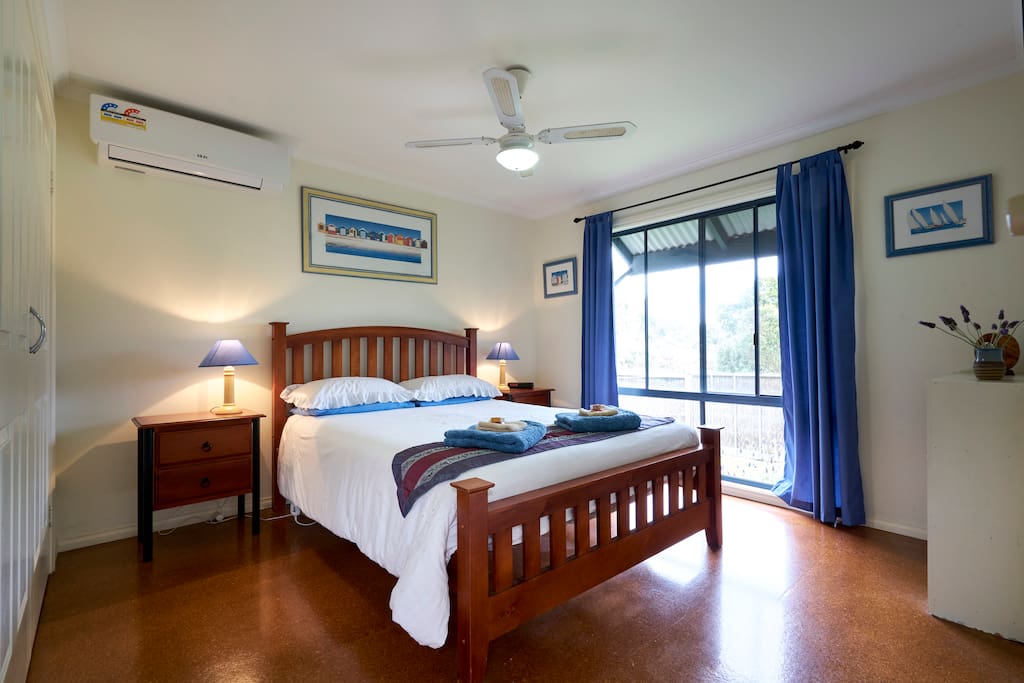 Large sunny air-conditioned bedroom with garden aspect.