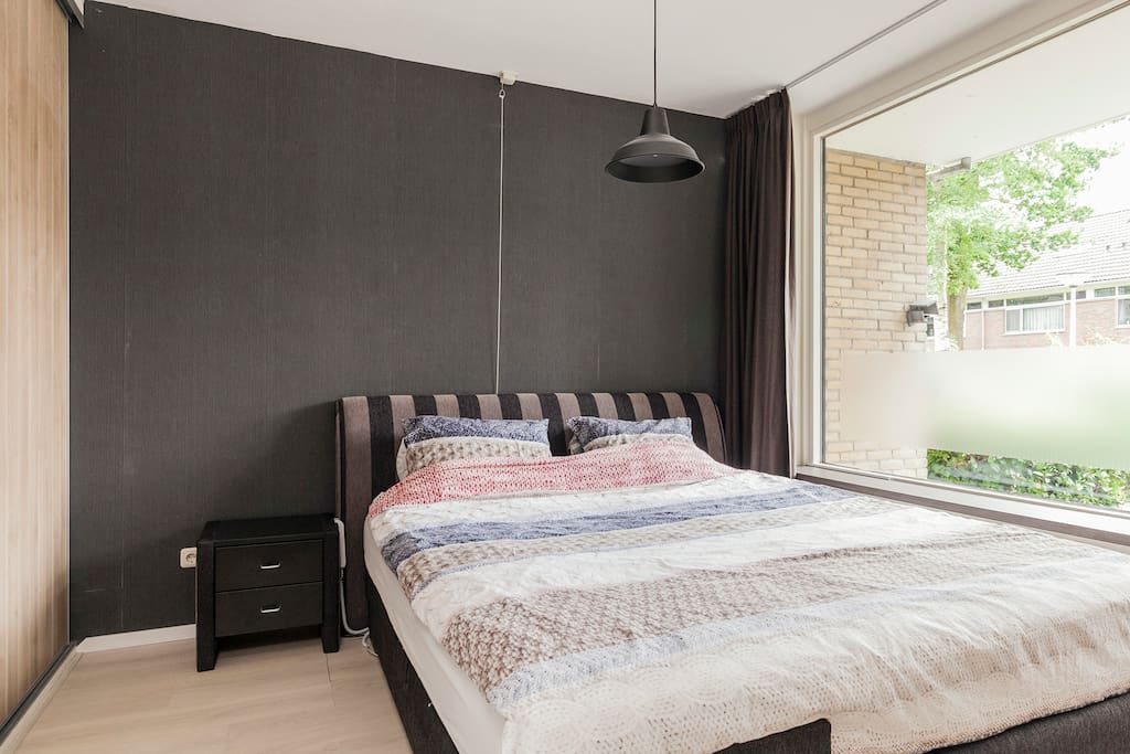 Lichte en ruime slaapkamer met
