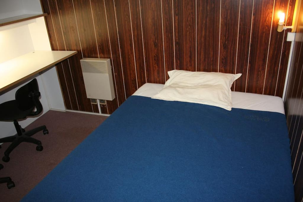 Chambre avec lit double de 140 et bureau (draps fournis sur demande)
