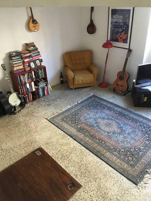 Under the bedroom there's is a living room with a madras where it possible to sleep as well.