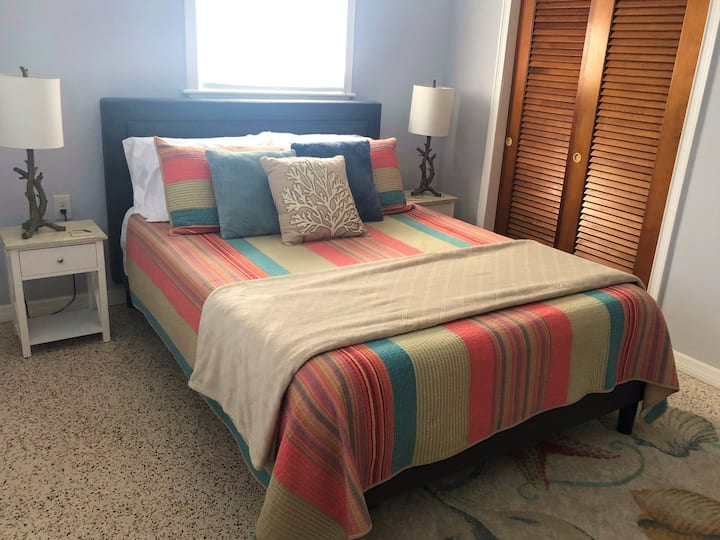 Chumba cha kulala cha msingi na kitanda cha ukubwa wa malkia, shabiki wa dari na kabati kubwa. Mashuka na taulo zote zimejumuishwa ili kuhakikisha una likizo isiyo na usumbufu.