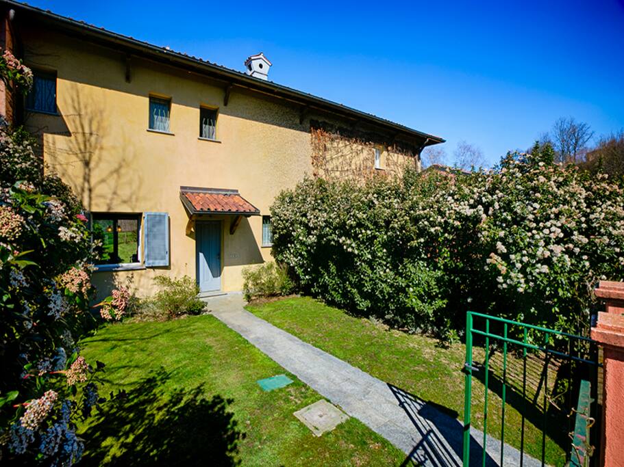 L'ingresso con piccolo giardino/The entrance with little garden