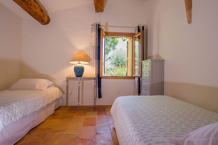 غرفة نوم 3 تضم سريرين 90 سم ، نافذة مواجهة للشرق.