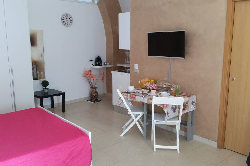 Camera sole tv e tavolo