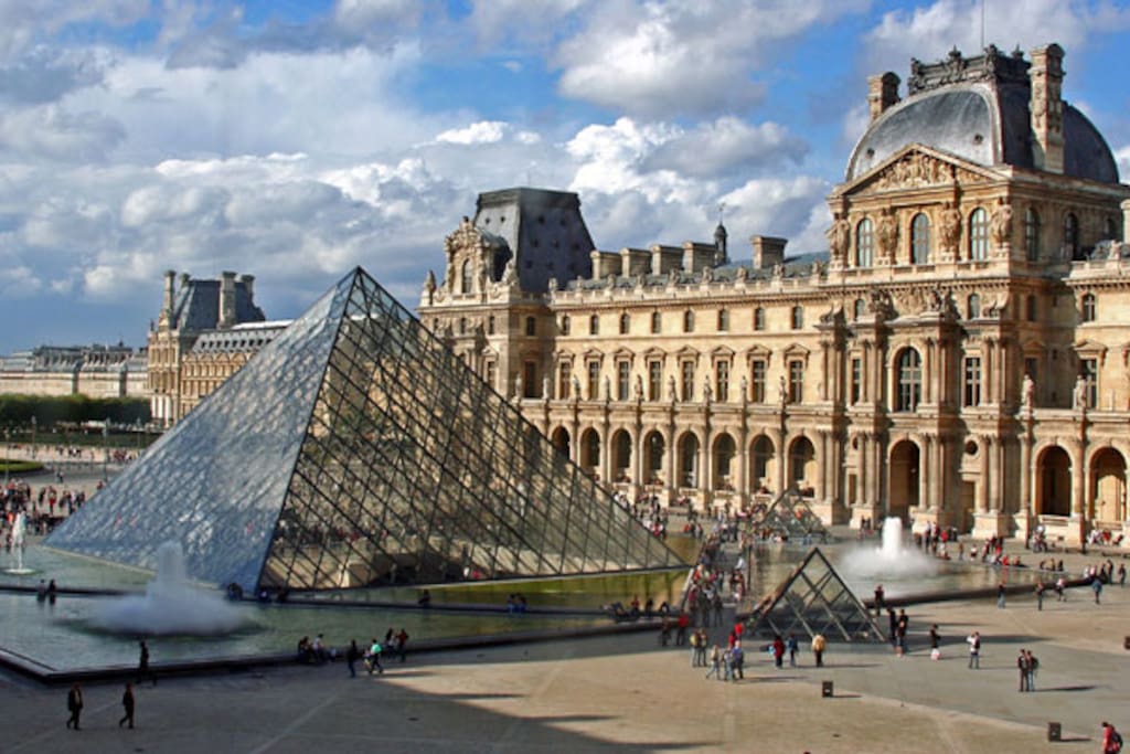 Louvre Museum 2 minutes away !