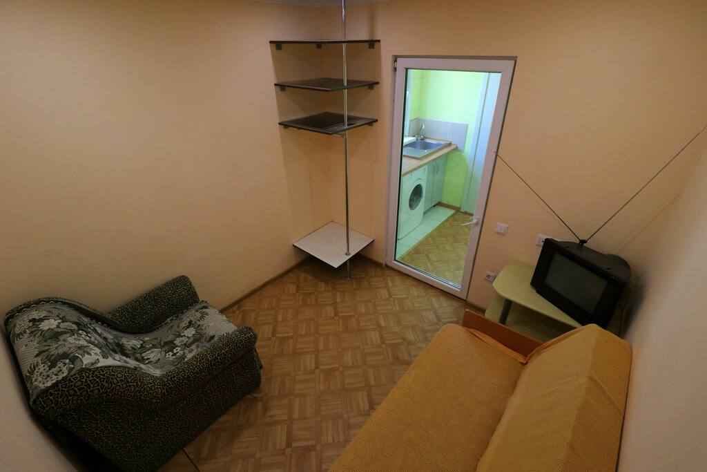 Спальня с раскладным диваном (1+1) и раскладным креслом (+1), с тумбочкой, полками и телевизором