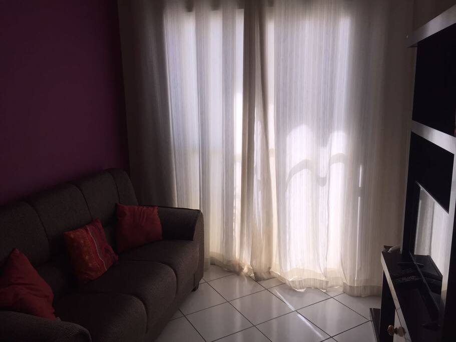 Sala de TV confortável.
