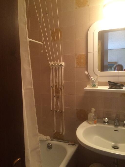 Bagno con vasca e stenditoio