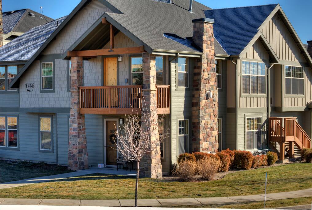 Condo in fantastic location with mountain views!