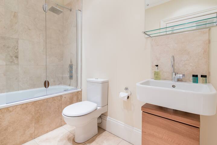 Georgian Apartment with Castle Views gallery image 4