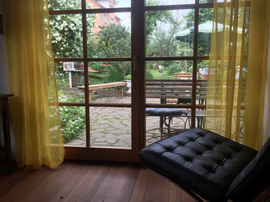 Lesesessel mit Blick in den Garten