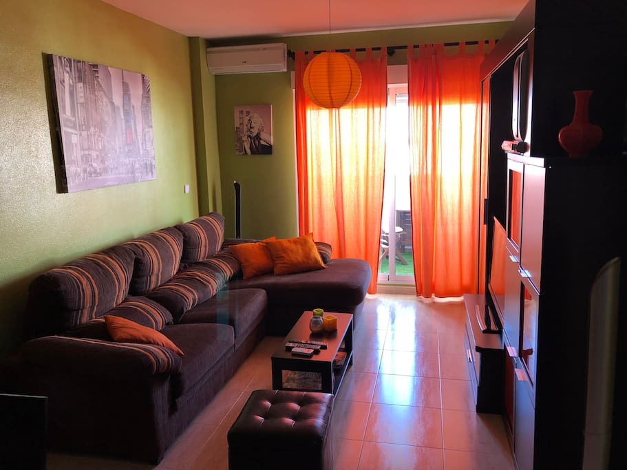 Amplio salón con sofá chaislonge muy cómodo convertible en cama