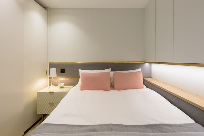 Minimalist Mayfair Abode with Elegant Panelling and Parquet gallery image 5