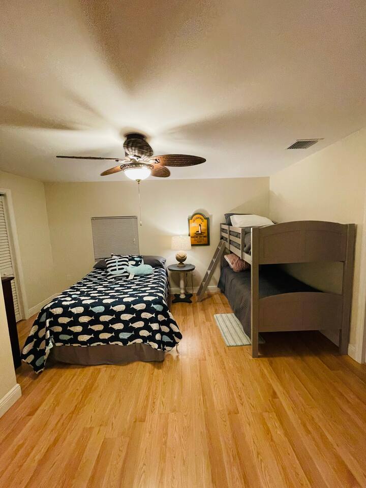 სასტუმრო ოთახს აქვს დედოფლის და ორსართულიანი საწოლი. Არის ცალკე სააბაზანო. 