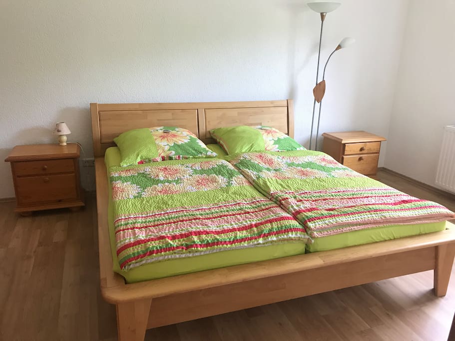 Schlafzimmer mit Doppelbett