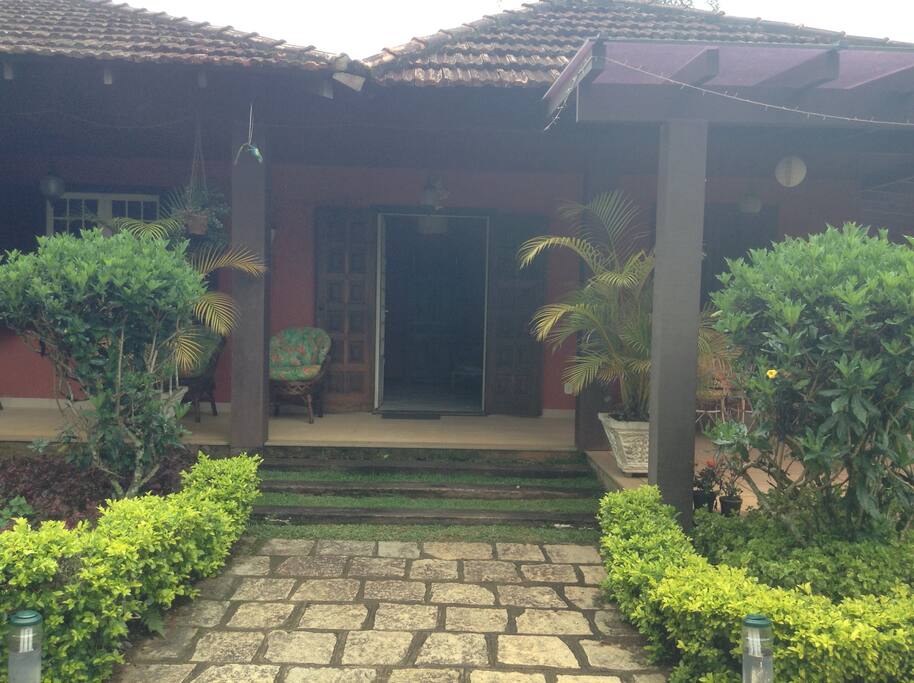 Porta principal, entrada pela sala.