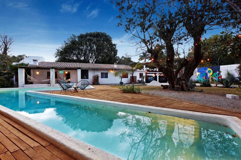 Piscina con calefacción por panales solares